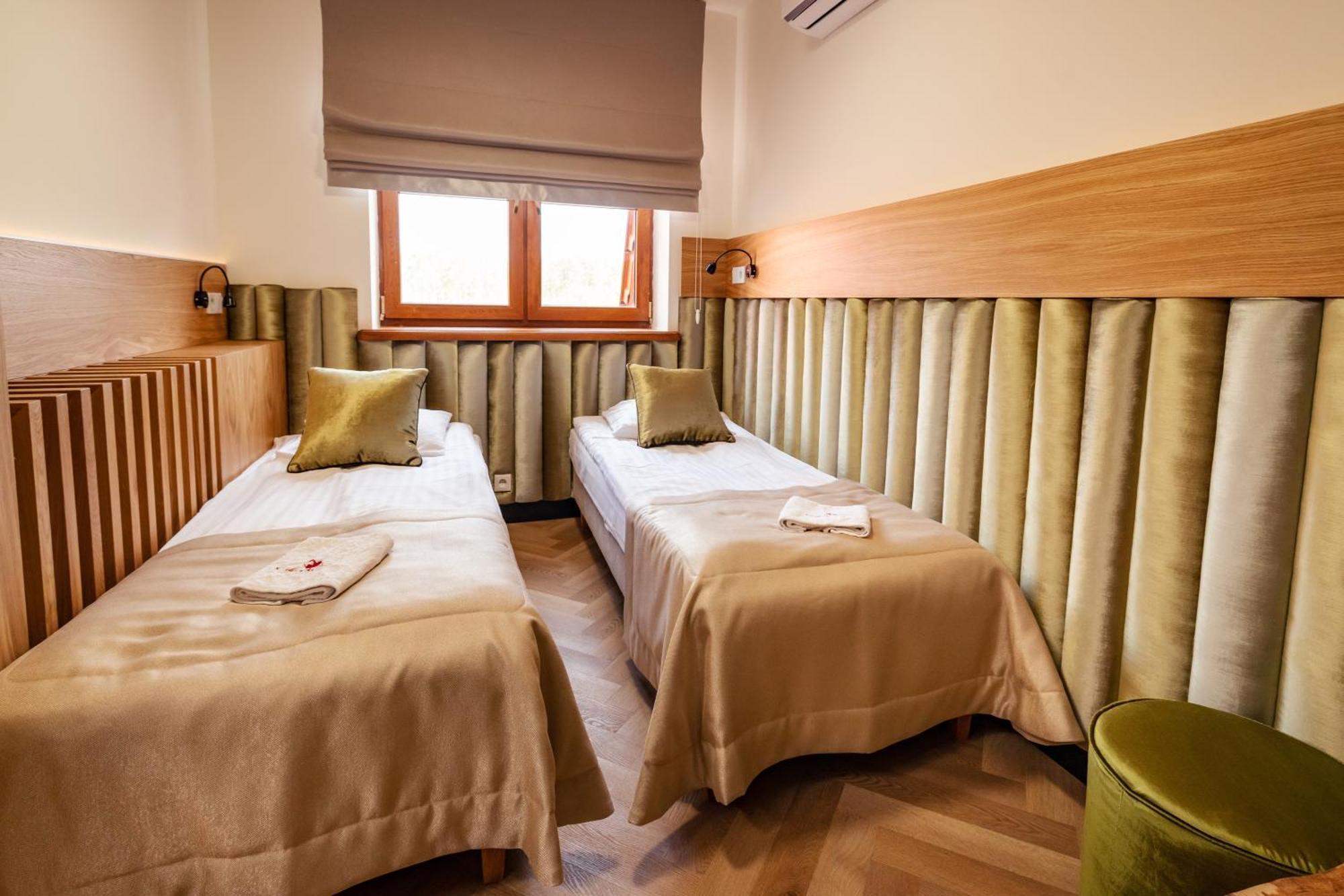 Debowy Dwor Hotel Ruda Rozaniecka Exterior photo